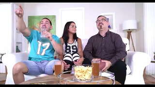 Ensuite, pendant environ une demi-heure, il a gardé frapper son très dur et elle a également commencé à lever mon cul sur chacune de mes bosses et m&#039;a soutenu tout le temps, elle me disait que oui, uhffh, mettre un peu plus, oui. Deux à l&#039;intérieur de