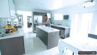 Жижиг дагуурын stepmom тогооч болон түүний даашинз авдаг бохир.Тэр авдаг энэ нь унтраах цэвэрлэх энэ stepson авдаг boner.Тэр өгдөг, түүнийг нь handjob болон bj юм fucked