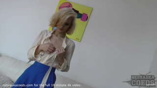 красива блондинка робить ультрасексуальний стріптиз, вставляє чудернацький предмет в пляшку, креативне порно