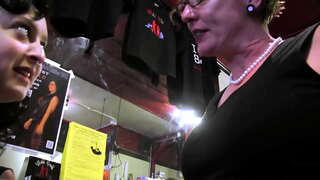 барные трахарки - зрелые милфы лесбиянки HD видео