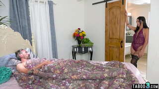 Хуучин stepfather шулуун гэдсээр галзуугийн түүний туранхай latina stepdaughter