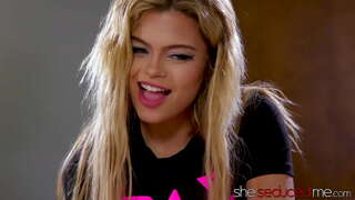 Горячая сестра из сестринского общества массируется и соблазняется