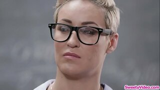 ���ੌਜਵਾਨ ਸੋਹਣੀ ਕੁੜੀ ਖਾਣ ਨੂੰ ਉਸ ਦੇ ਉਸਤਾਦ ਭਗ ਕਲਾਸ ਦੇ ਬਾਅਦ