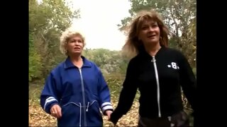 Malibog matures nais na eksperimento sa bawat iba pang mga bata sa ang damo