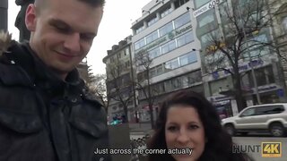 HUNT4K.Анчин олсон шунахай садар эм Jocelyne Z дээр Vaclav-ийн квадрат Прага хотод