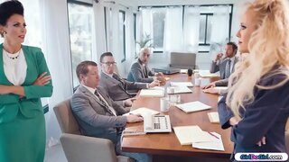 Элизагийн milf businesswomen явж, дарга нь дарга үеэр boardmeeting.Бусад бизнес эрхлэгчид гарч аль болох хурдан тэд чадна.Эцэст нь milfs байна өрөөний өөрсдөө эхлэх үнсэж долоох бие биенээ