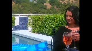 Raven soch bilan issiq tattooed go&#039;zallik uy sotib olish paytida katta chegirma olish veranda dude o&#039;rtoq seduces