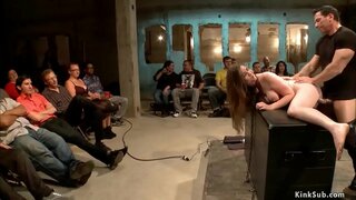 Эҫе брюнетка менән ҙур Гравиметрик һәм принцесса Адамс выпарывать Долор лездом көллият бәйле рабыня Кеннеди, джон ә һуңынан стронгмен менән тамашасыларға оло ағзаһы булып трахаться был киска