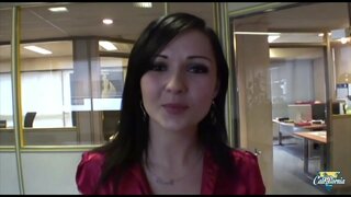 Жижиг хар үстэй санал болгож байна, түүний илжиг нь таашаал