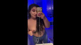 Горделисия с удовольствием сосет на фоне фанковой музыки